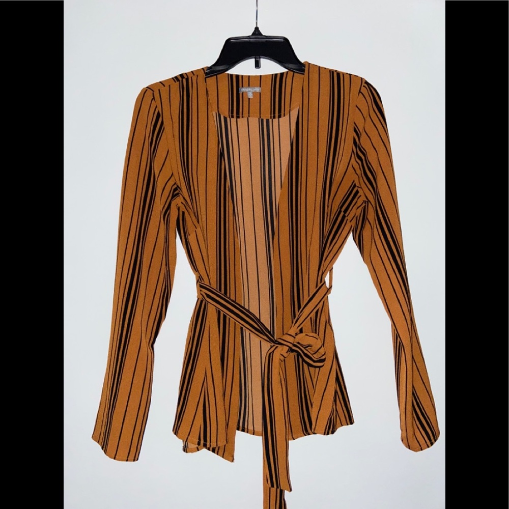 !Stunning black stripes blazer!